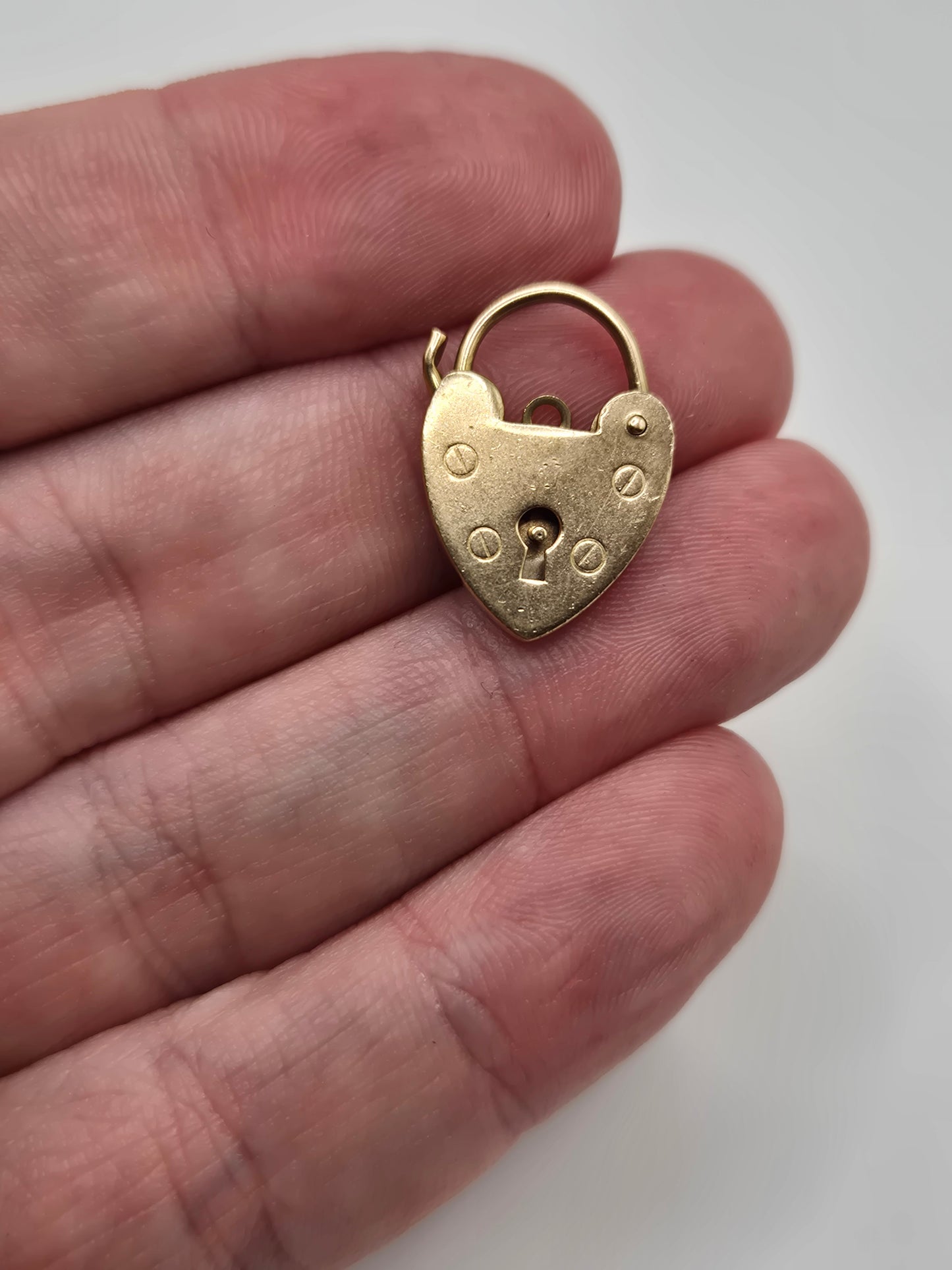 9ct gold padlock (24)