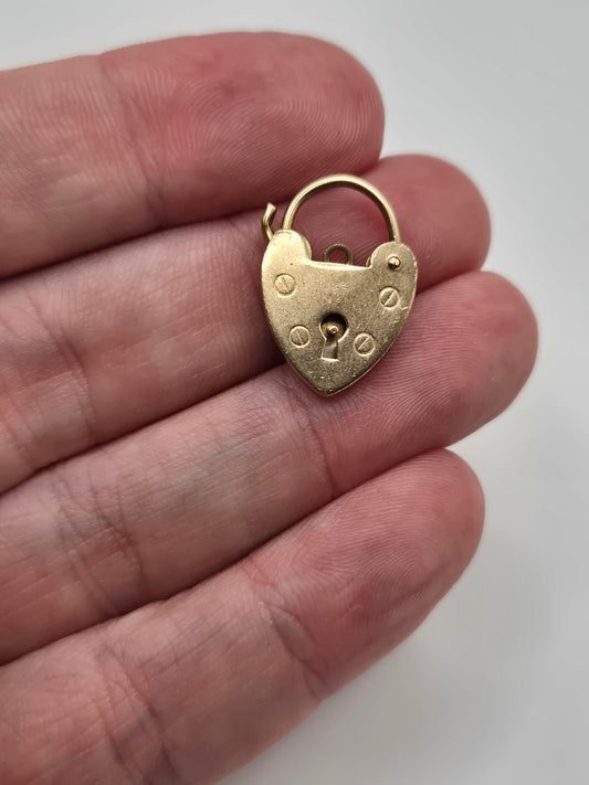 9ct gold padlock (24)