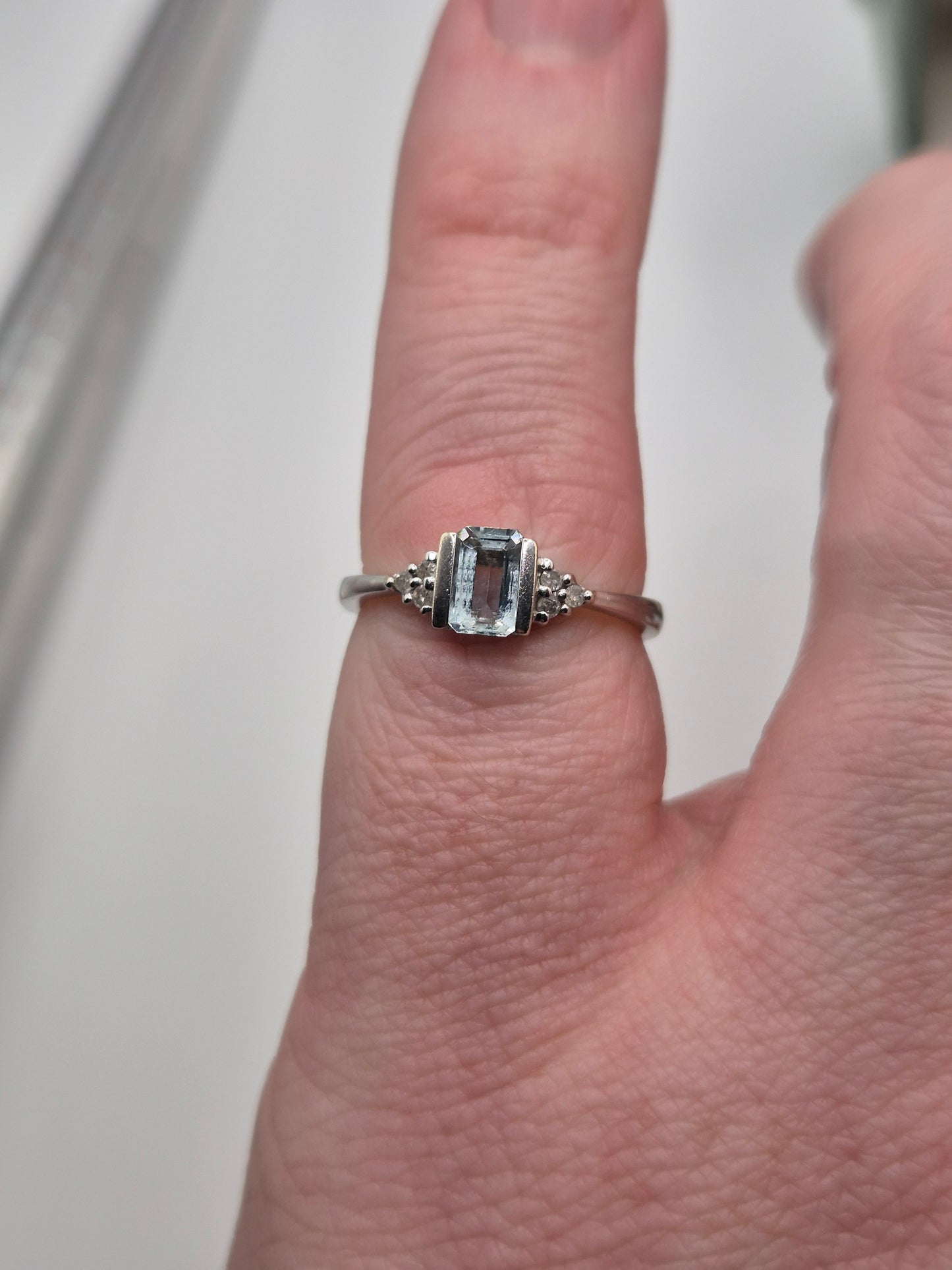 9ct white gold aquamarine and diamond ring
