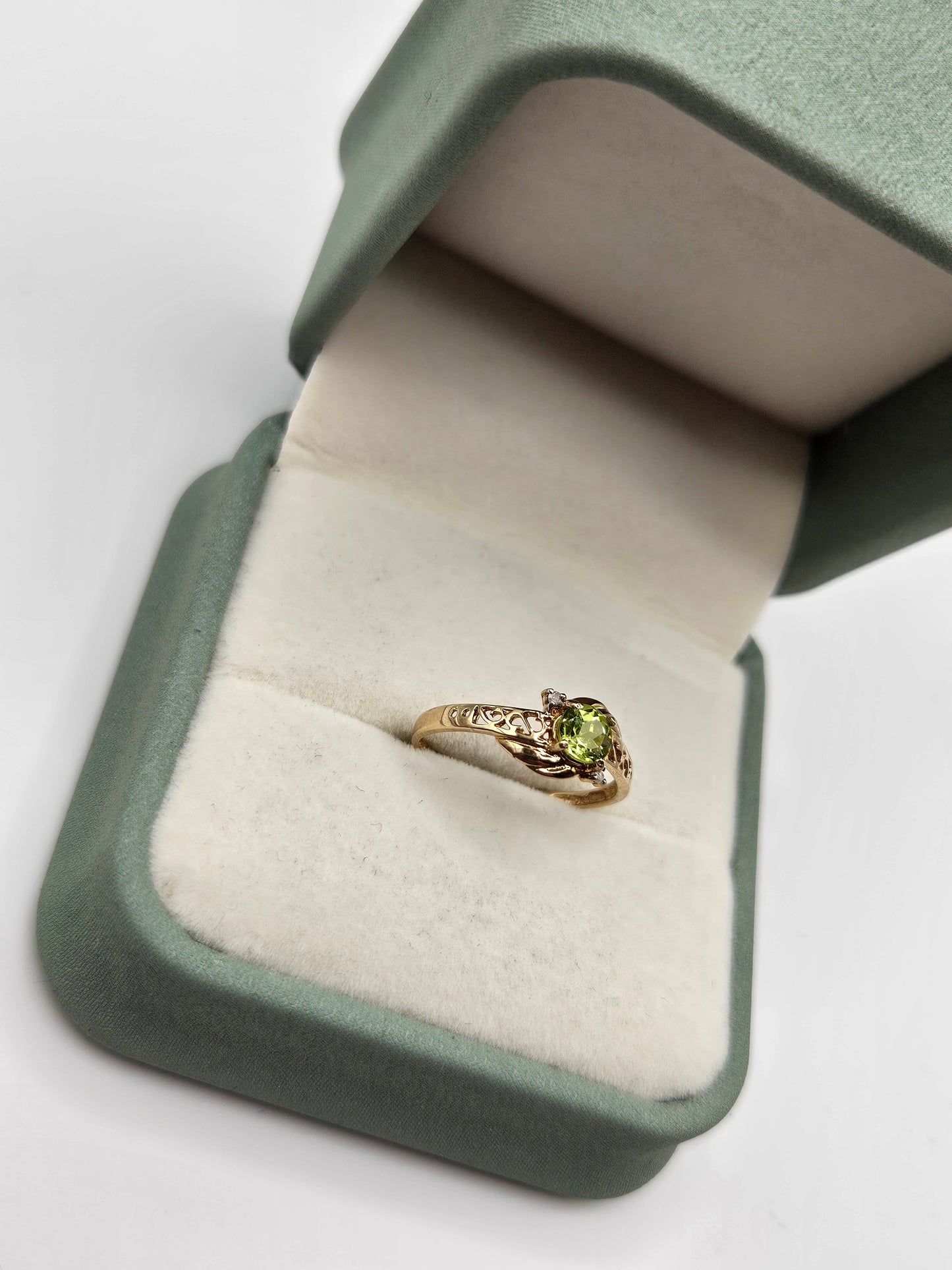 9ct gold peridot ring