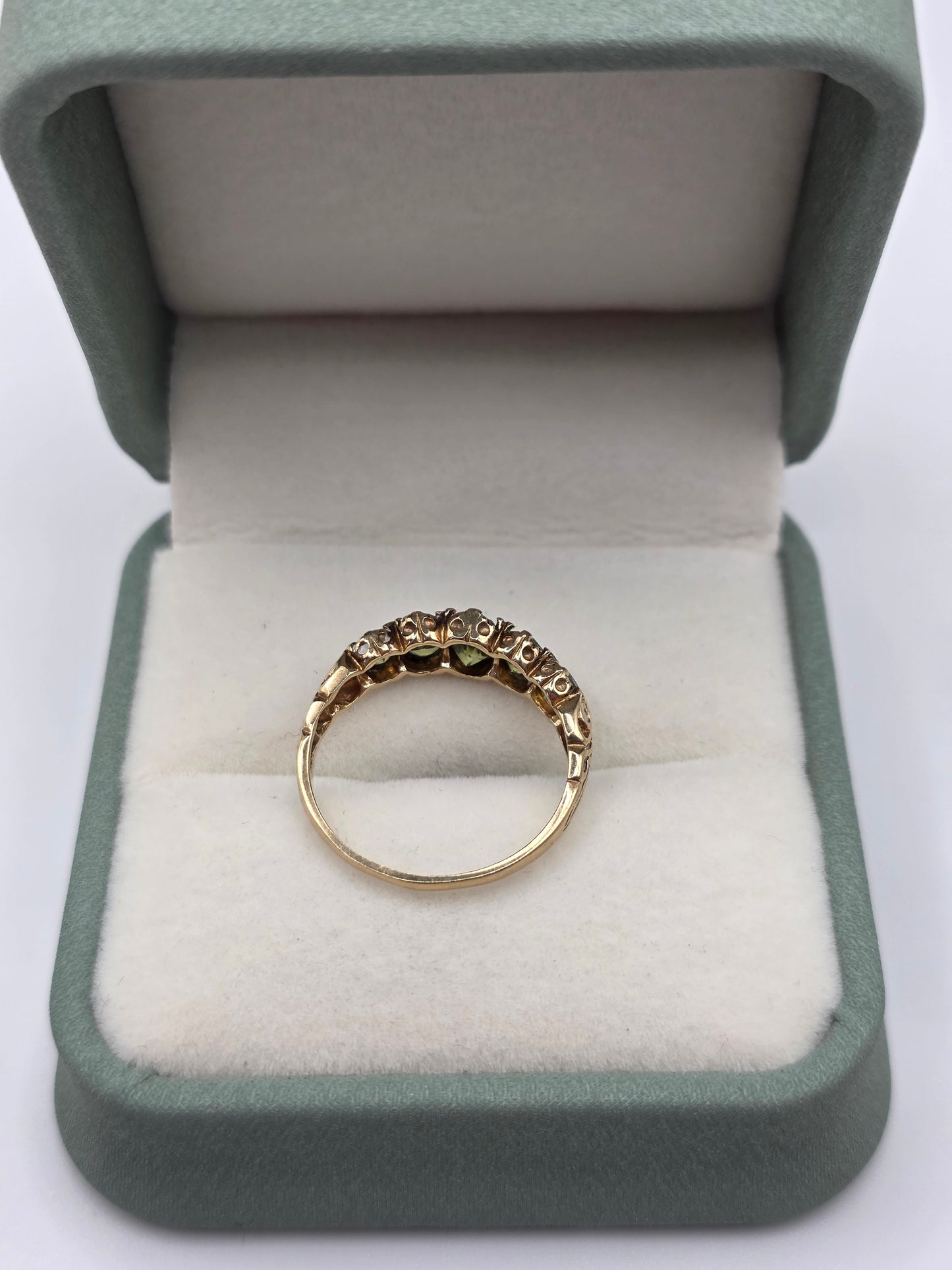 9ct gold peridot ring