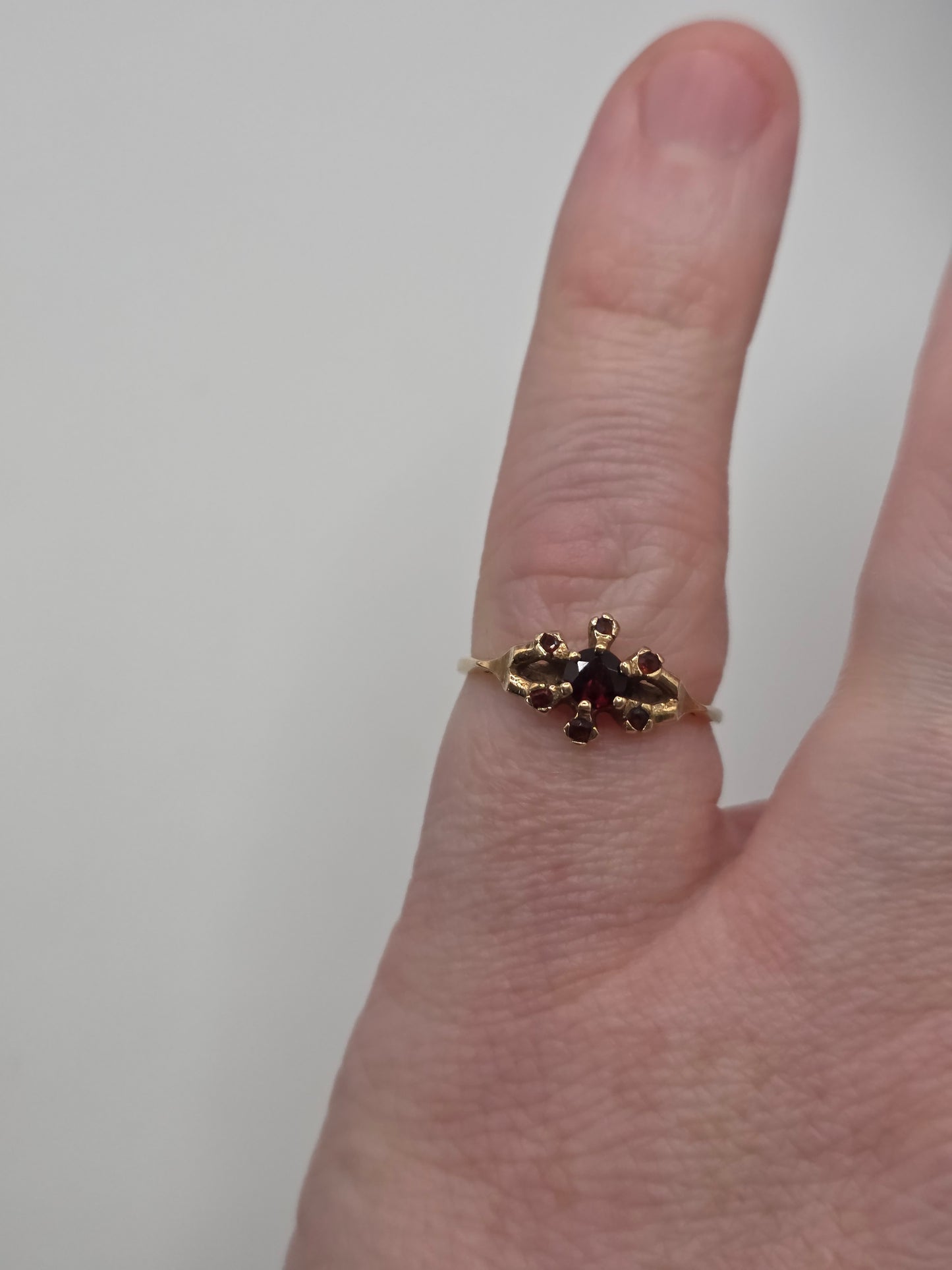 9ct gold garnet ring