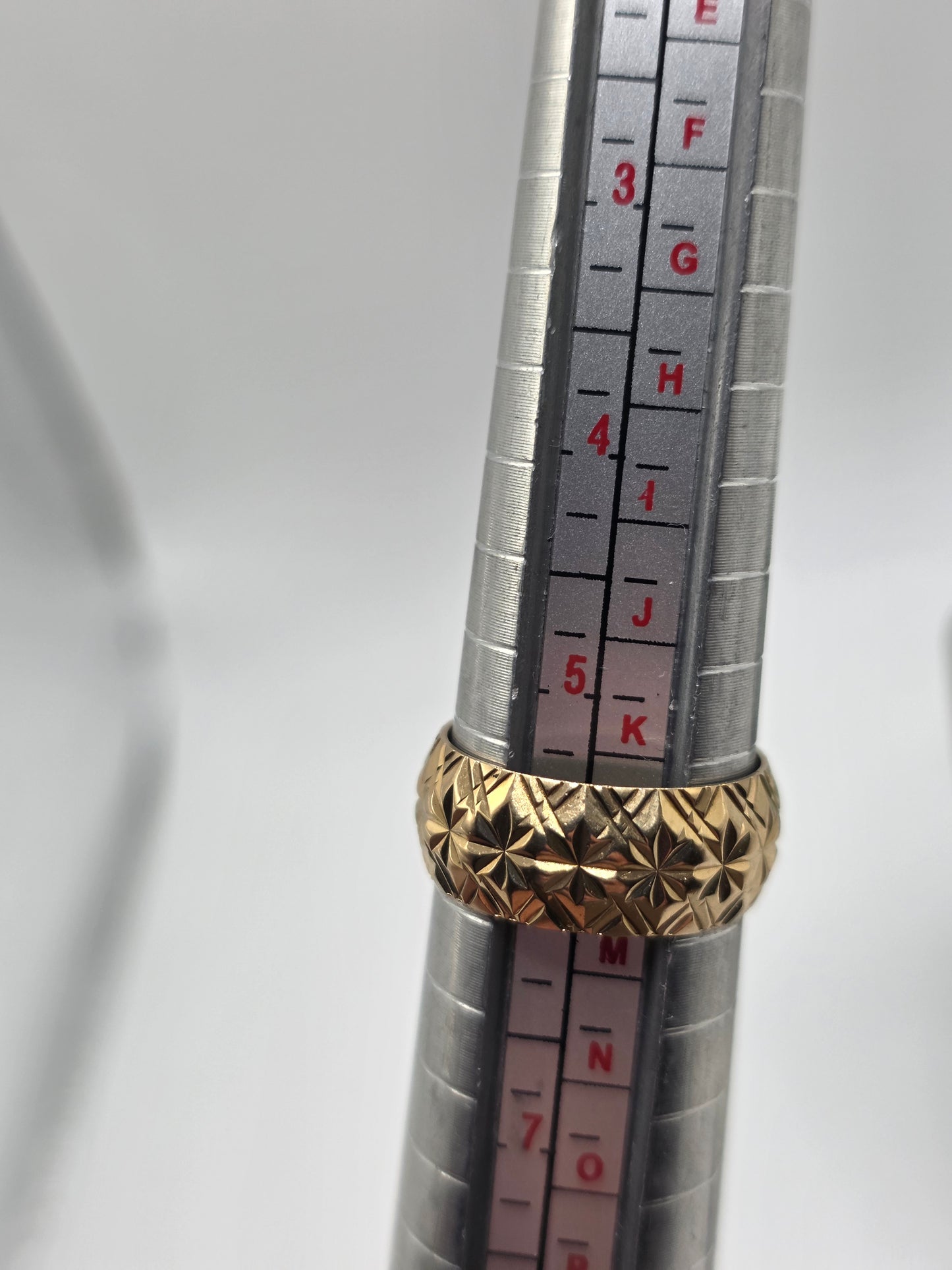 9ct gold patterned band ring