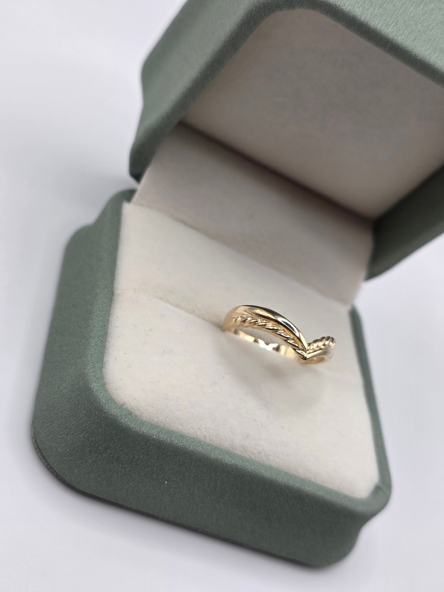 9ct gold wishbone ring