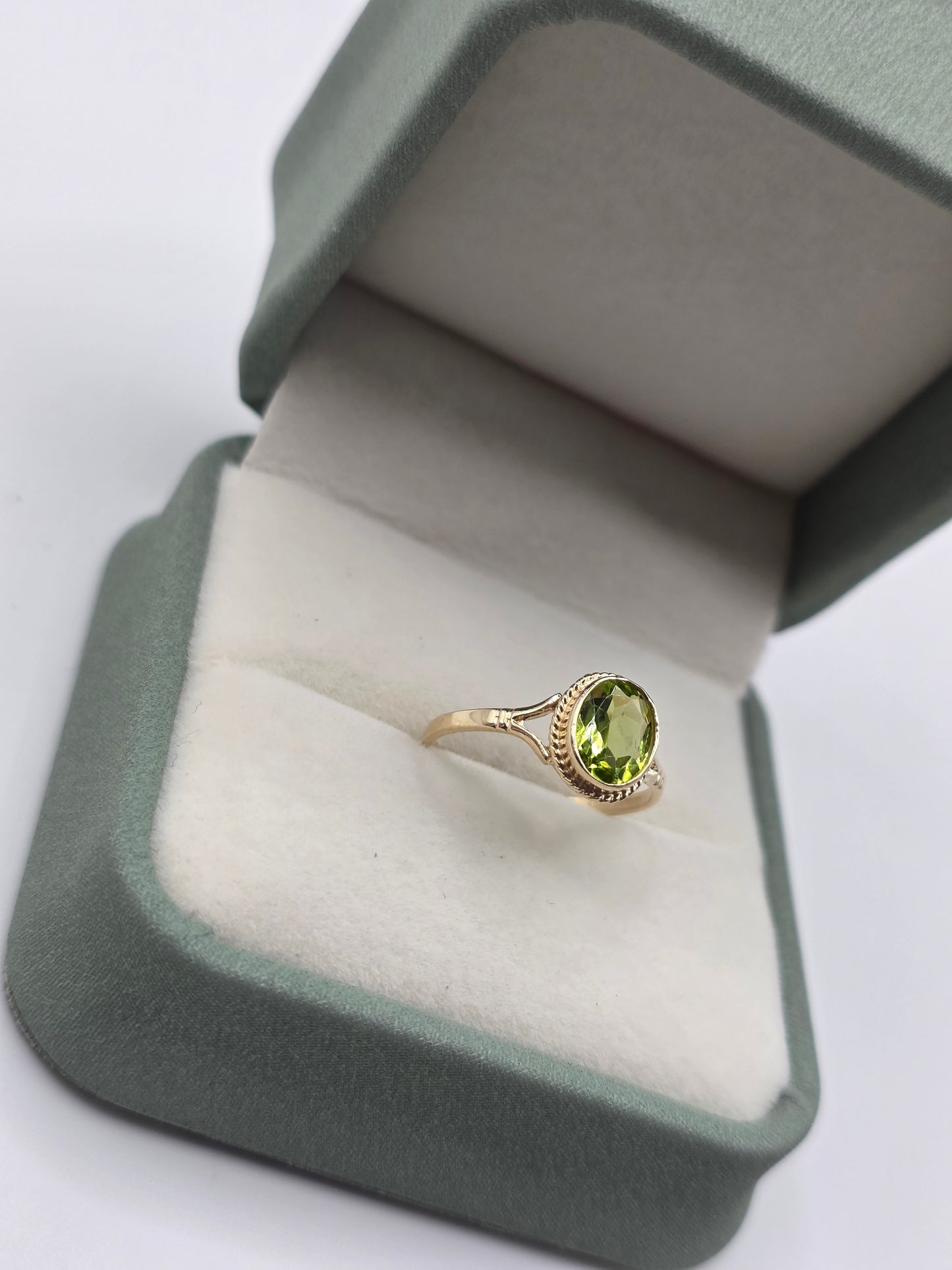 9ct gold peridot ring