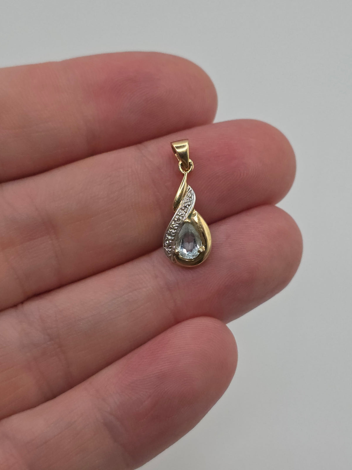 9ct gold topaz and diamond pendant