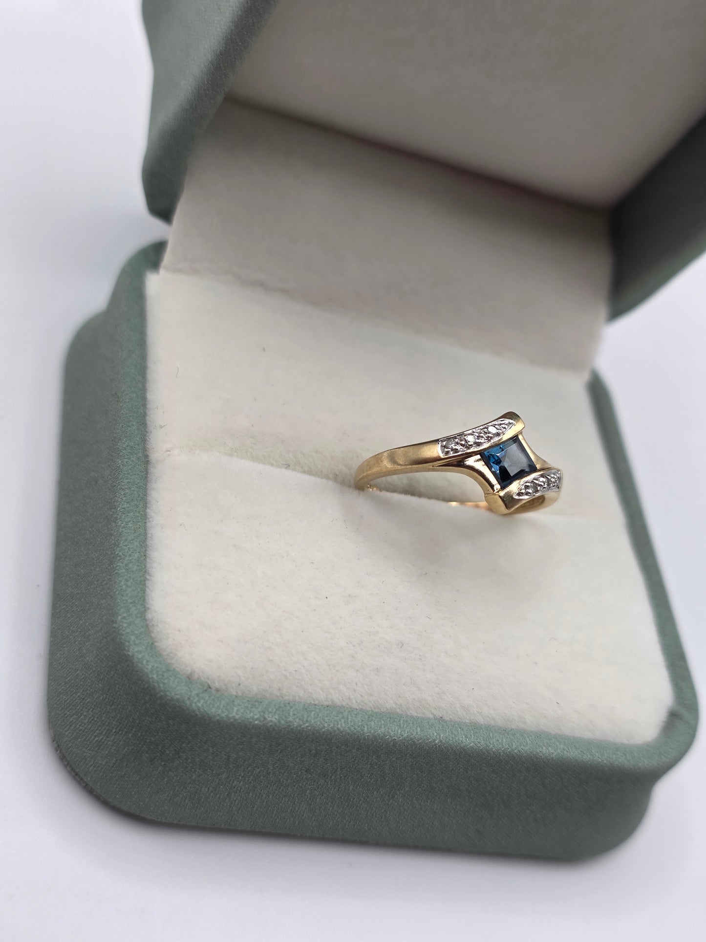 9ct gold sapphire and diamond ring