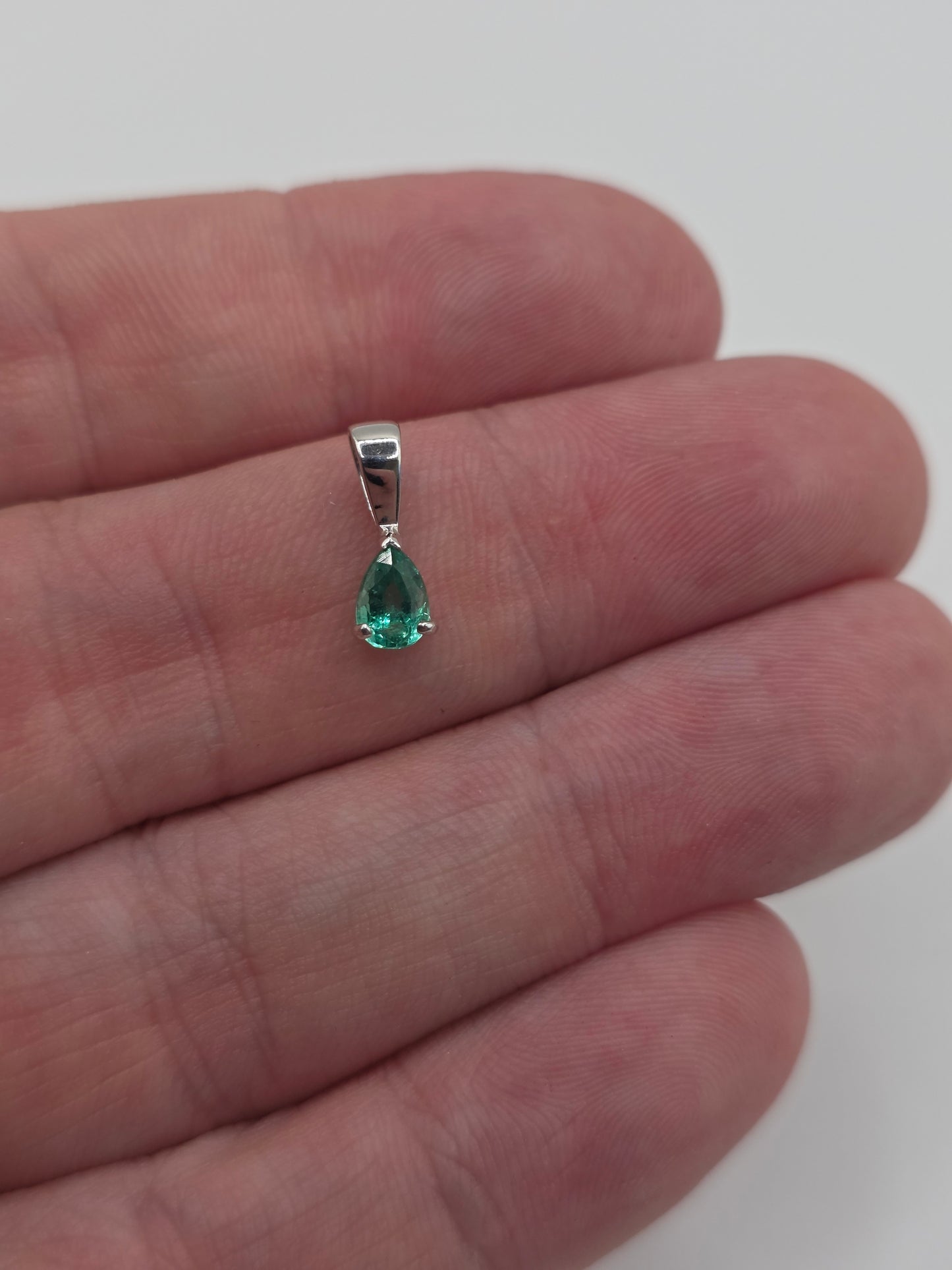 9ct white gold emerald pendant