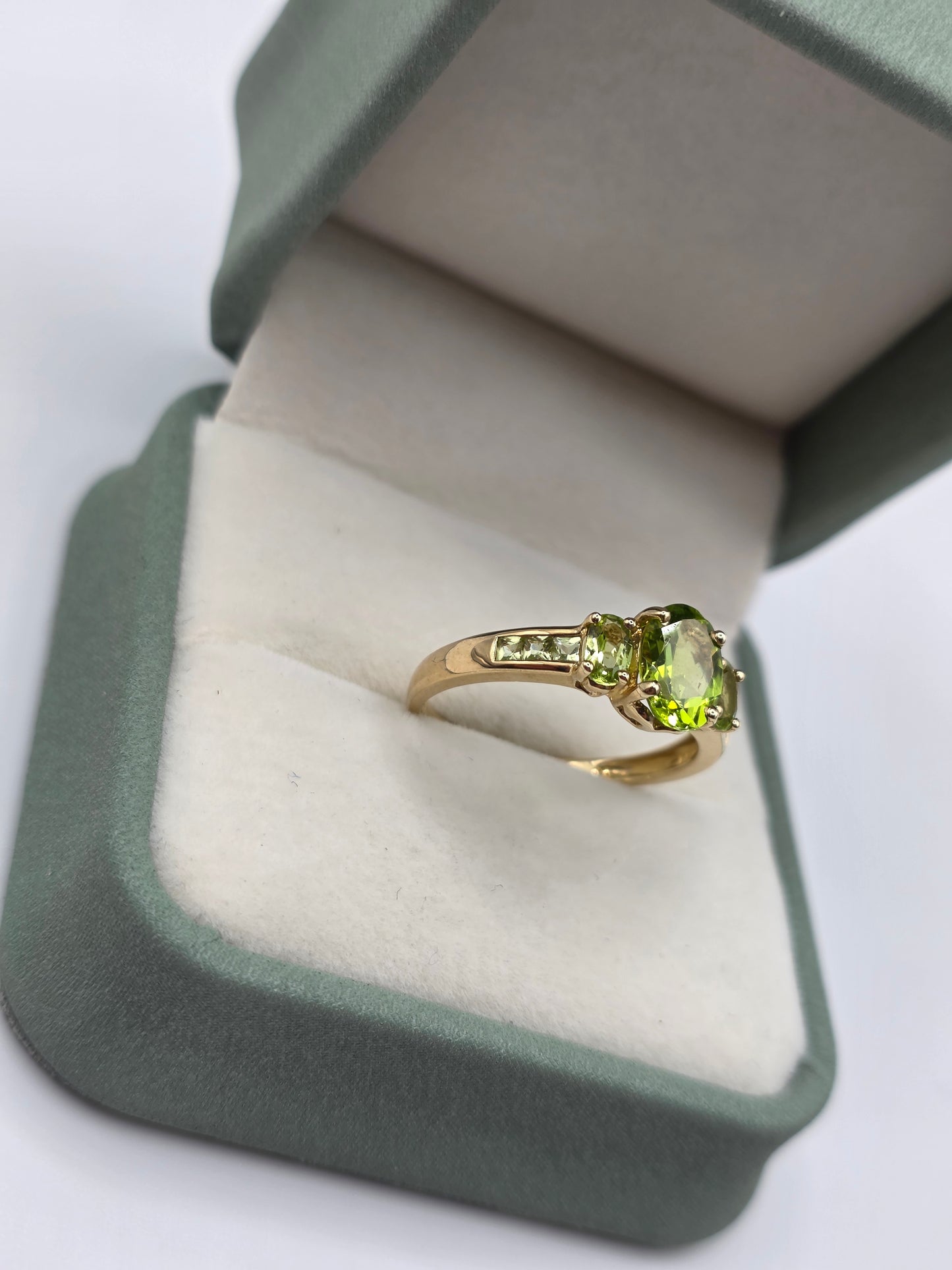 9ct gold peridot ring