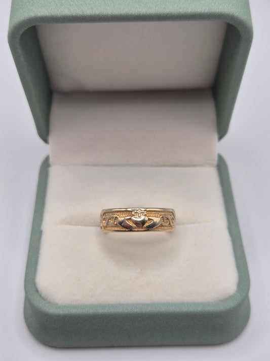 Heavy 9ct gold engraved claddagh ring