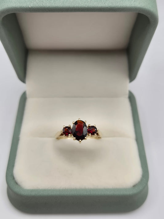 9ct gold garnet ring