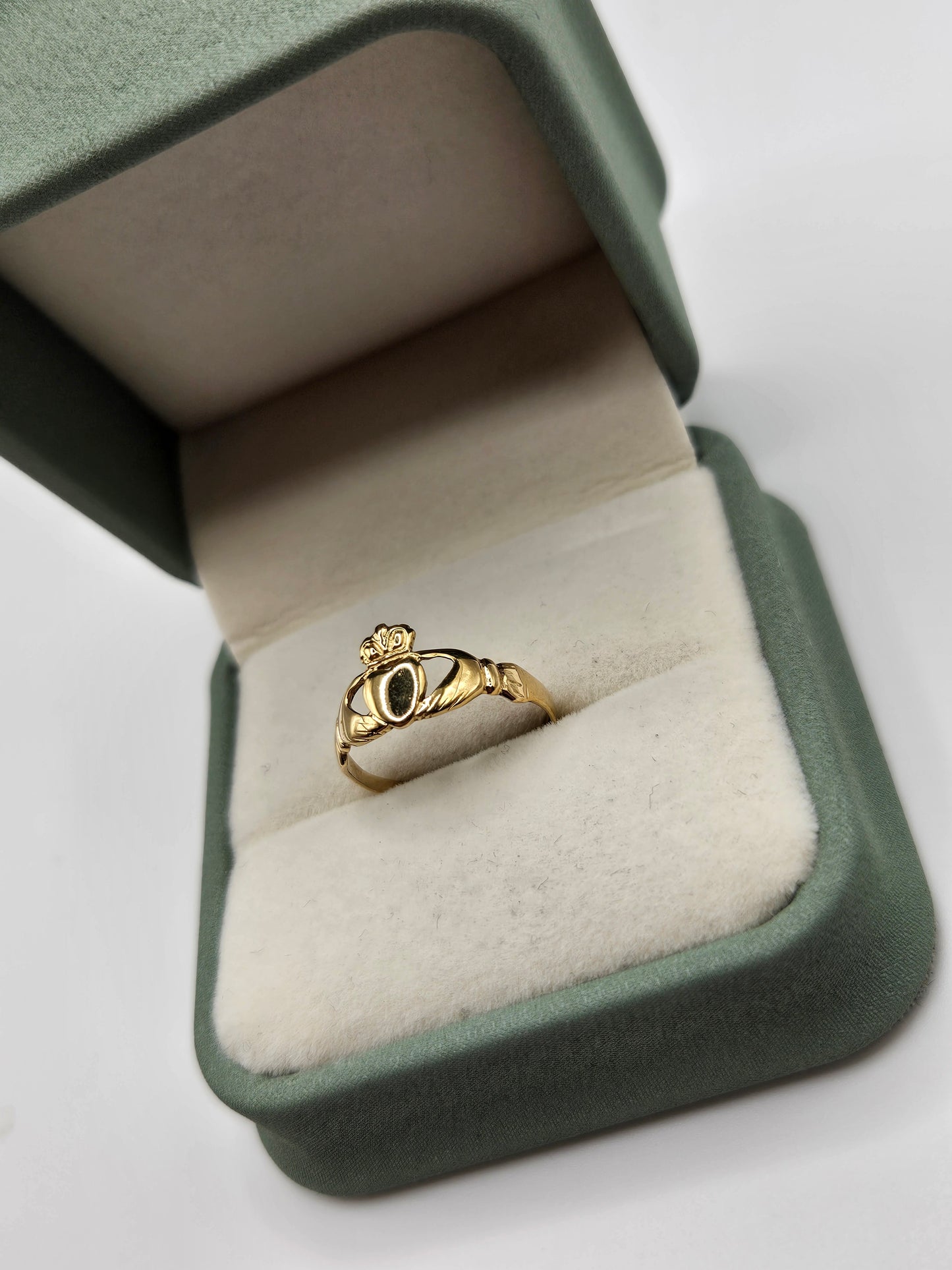 9ct gold claddagh ring