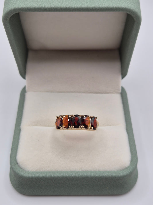 9ct gold garnet ring