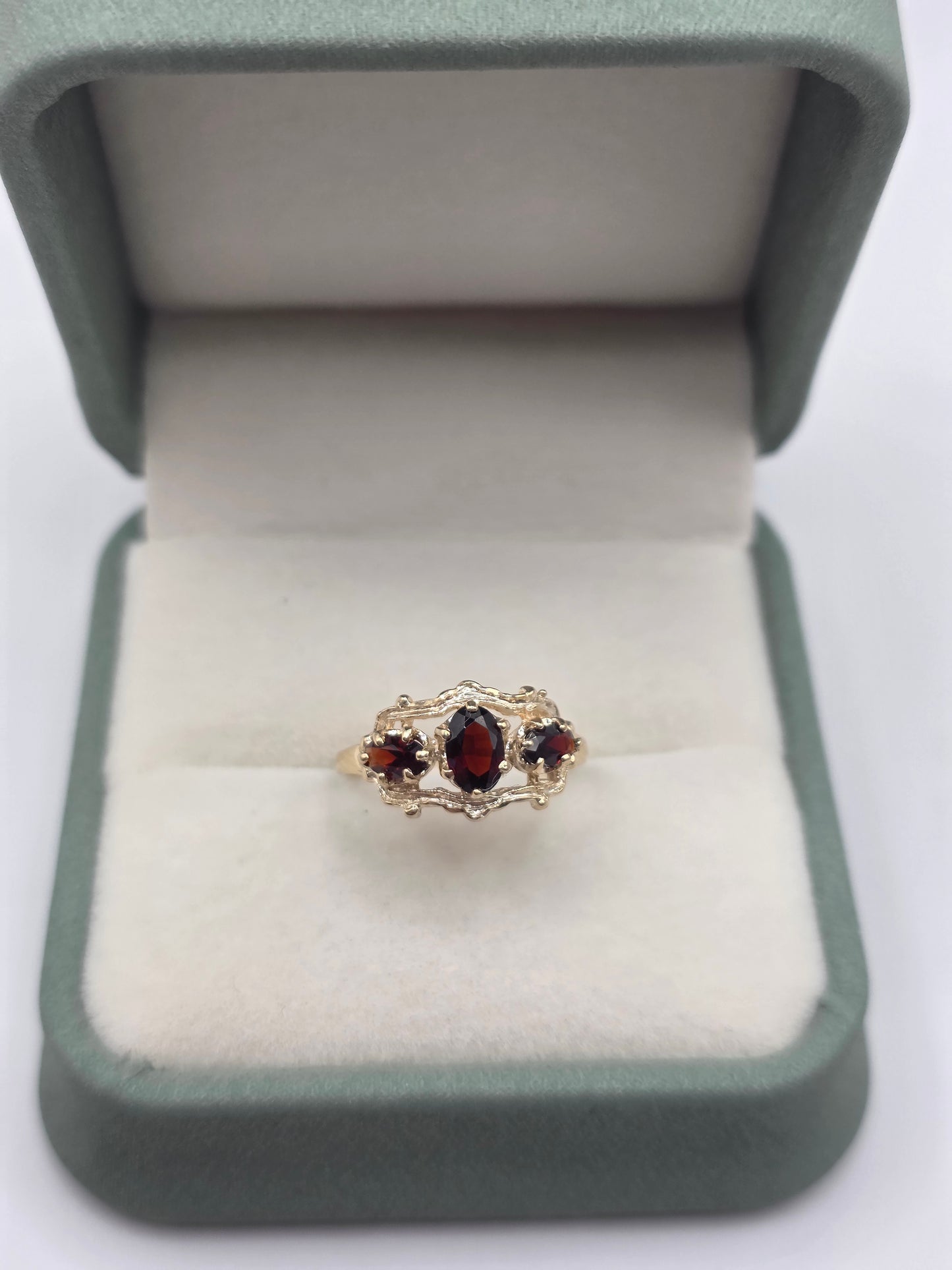 9ct gold garnet ring