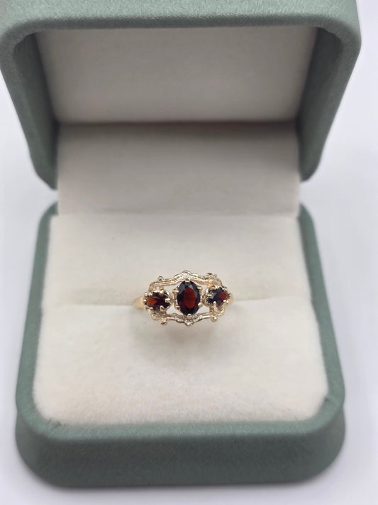 9ct gold garnet ring