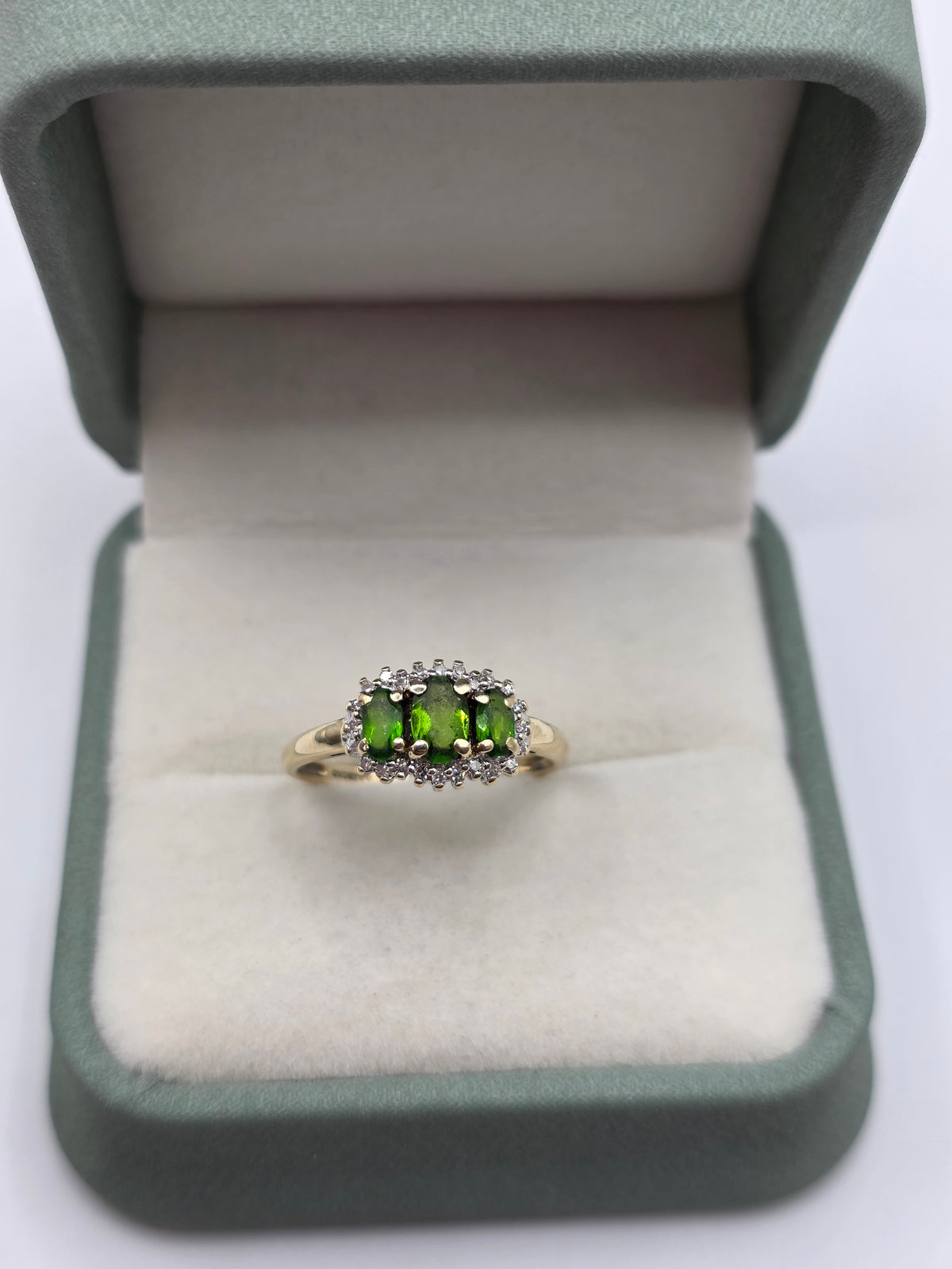 9ct gold diopside and diamond ring