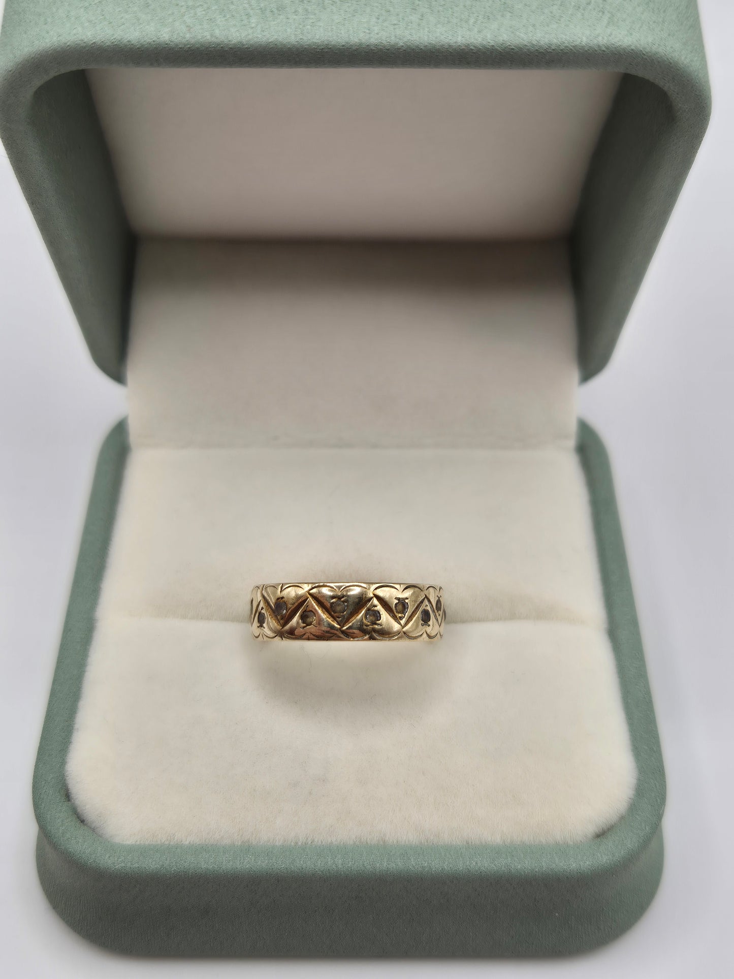 9ct gold patterned paste eternity ring