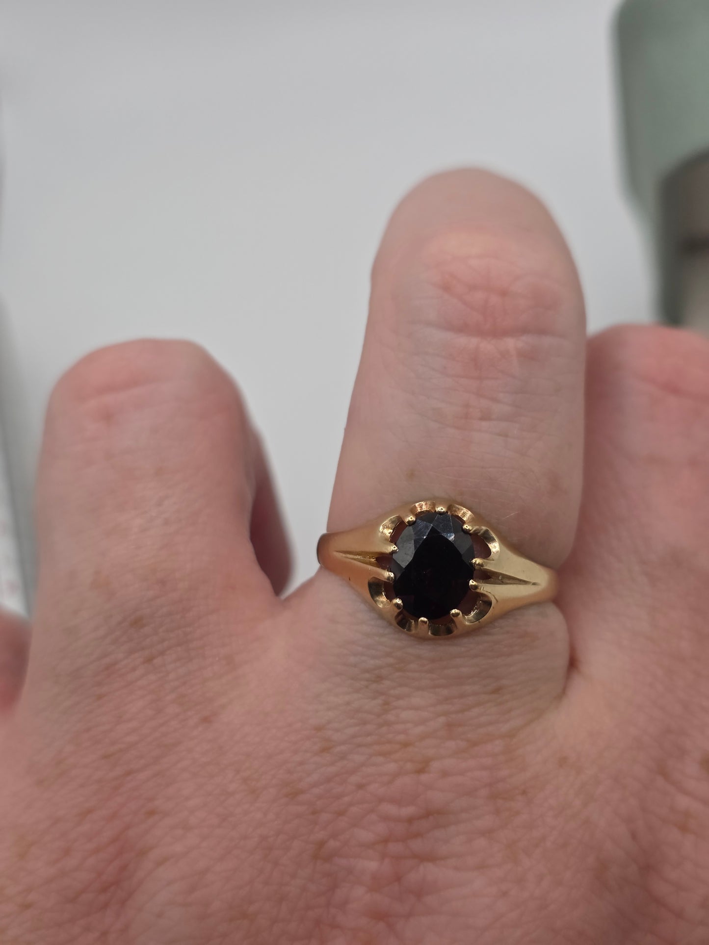 9ct gold garnet ring