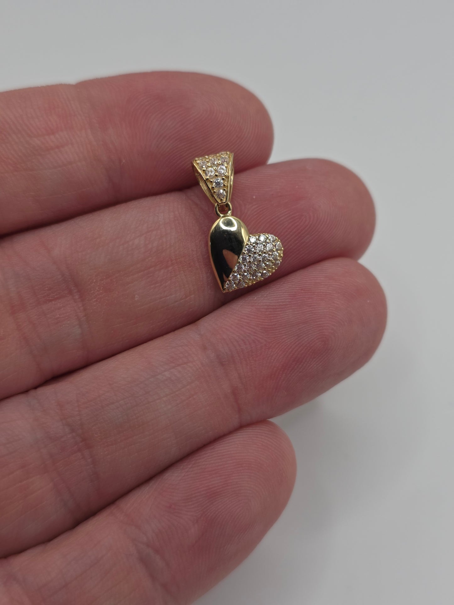 9ct gold cz heart pendant
