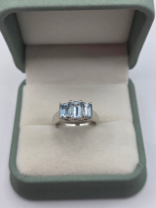 Heavy 9ct white gold aquamarine ring