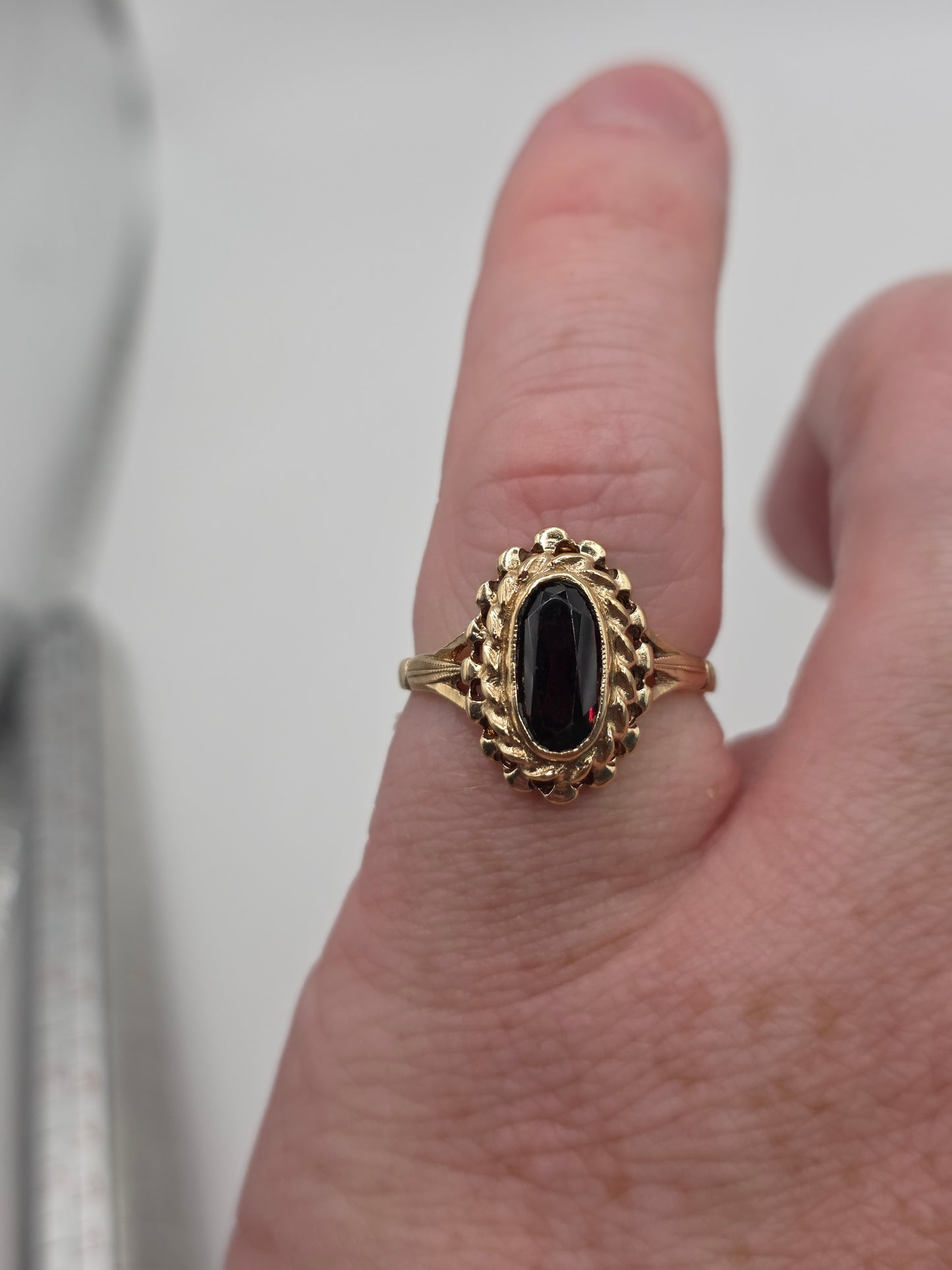 9ct gold garnet ring