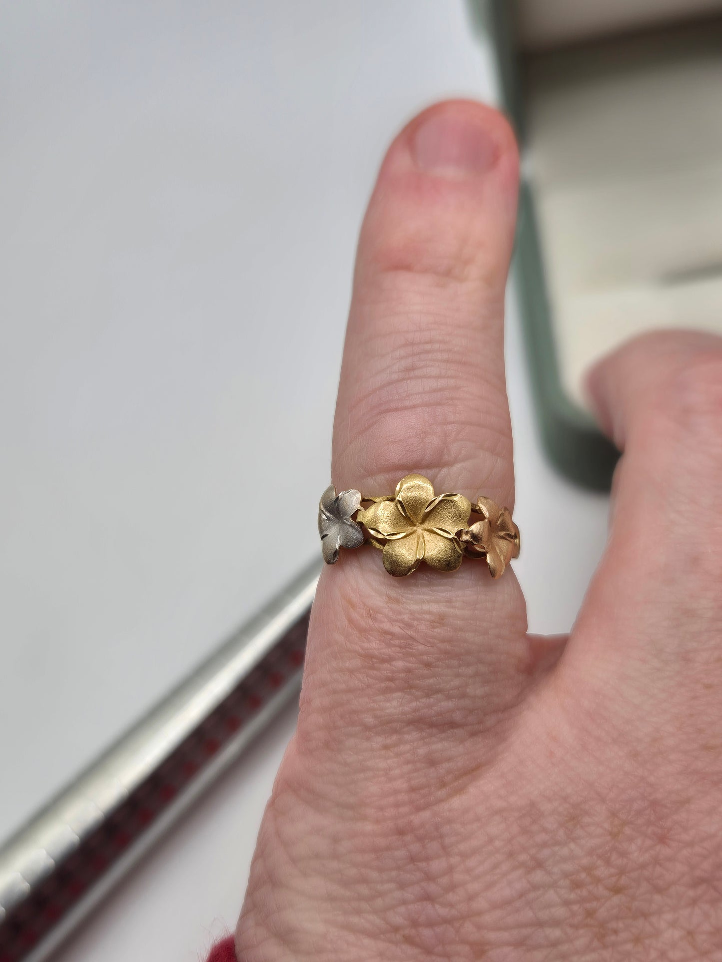 18ct tri gold flower ring