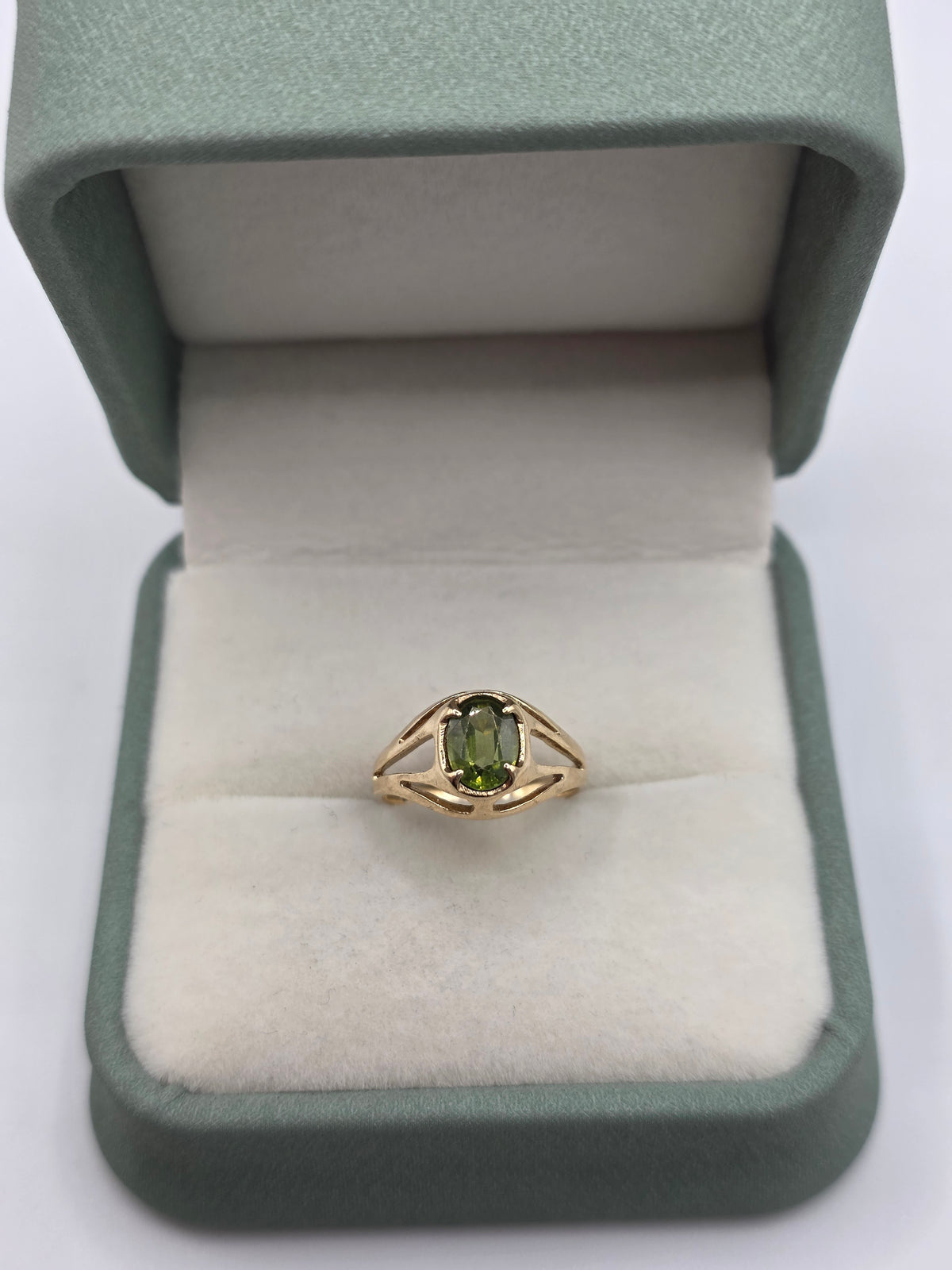 9ct gold peridot ring