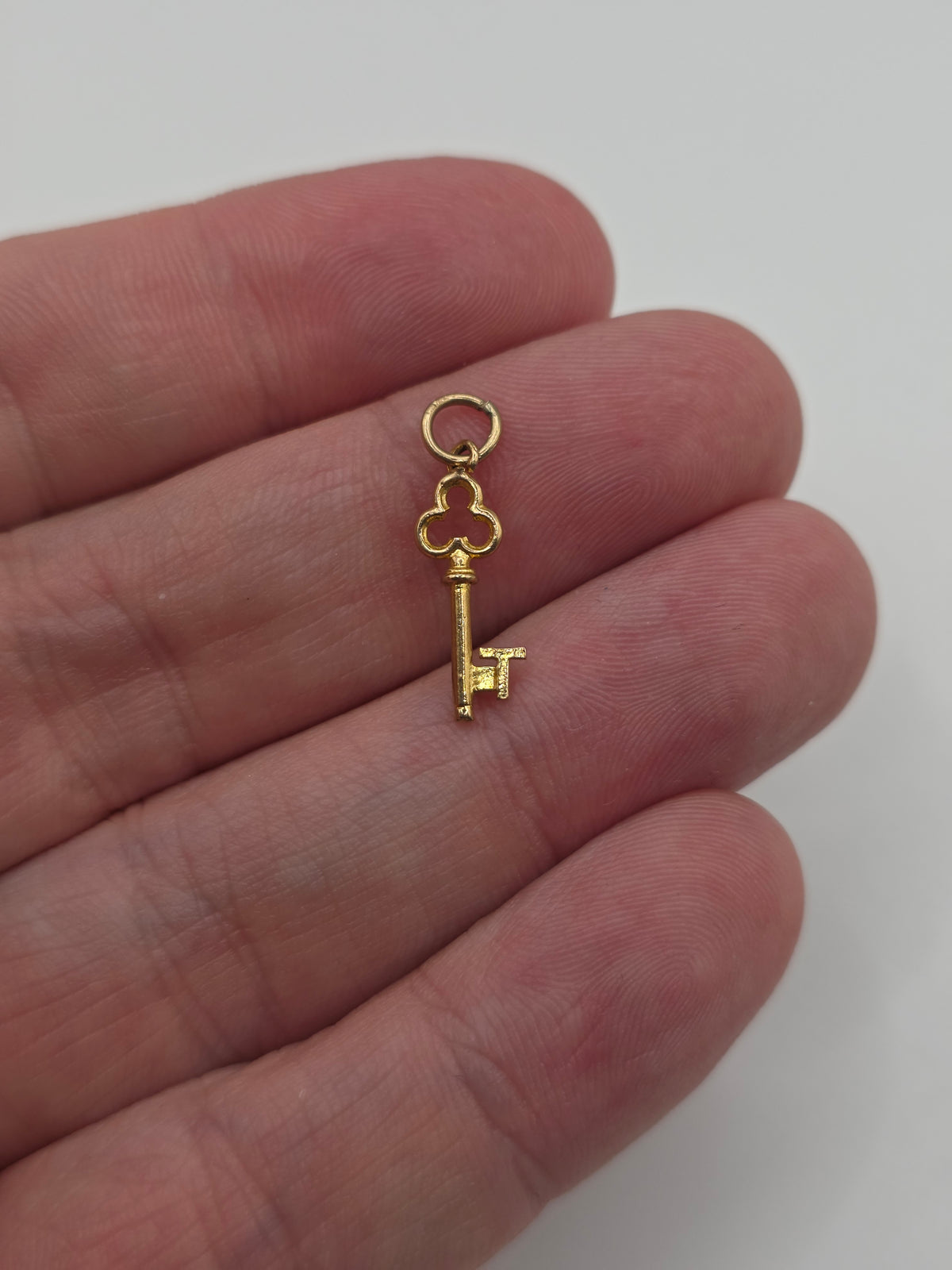 9ct gold initial T key charm