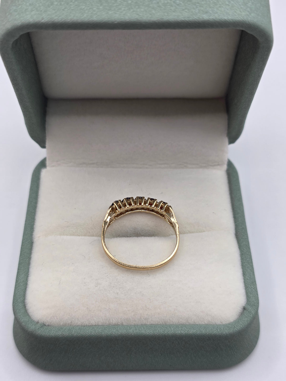 9ct gold garnet ring