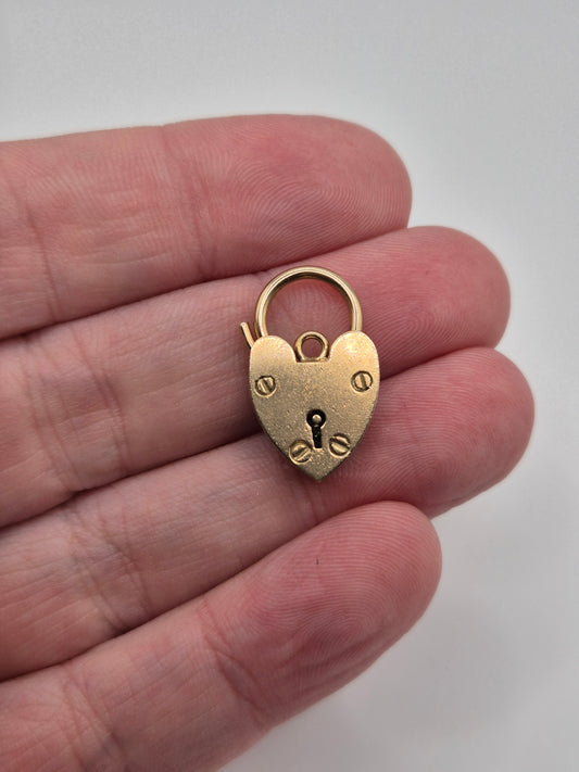 9ct gold padlock (29)