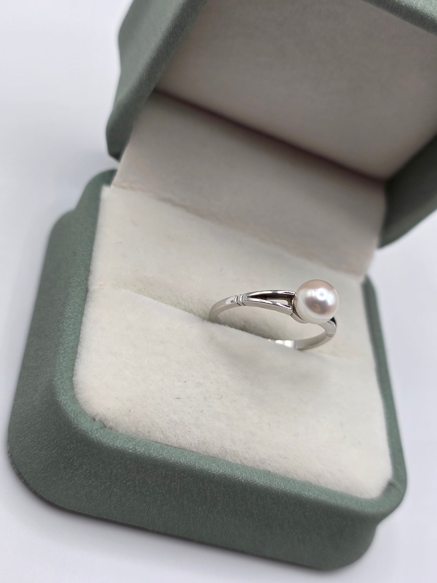 9ct white gold pearl ring