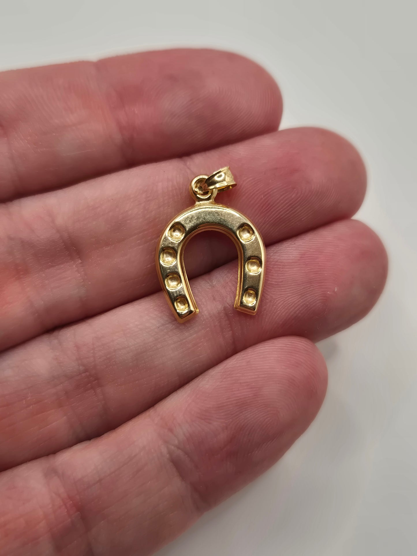 9ct gold horse shoe pendant