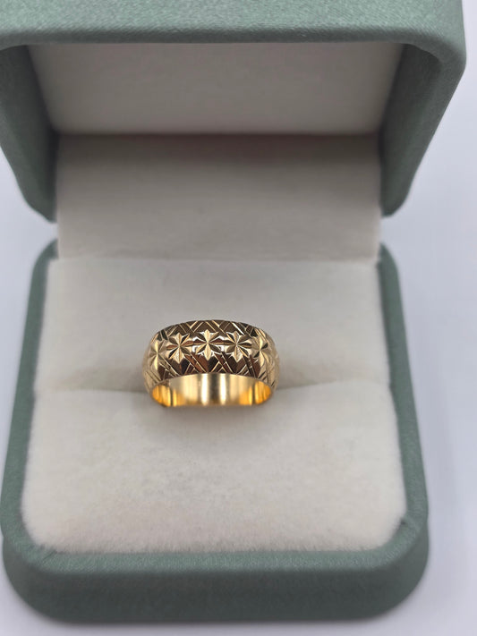 9ct gold patterned band ring