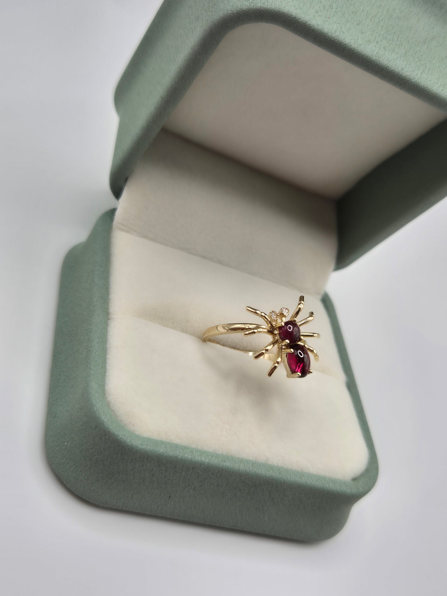9ct gold cabachon garnet and diamond spider ring