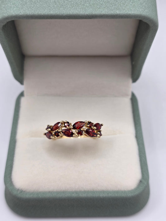 9ct gold garnet ring