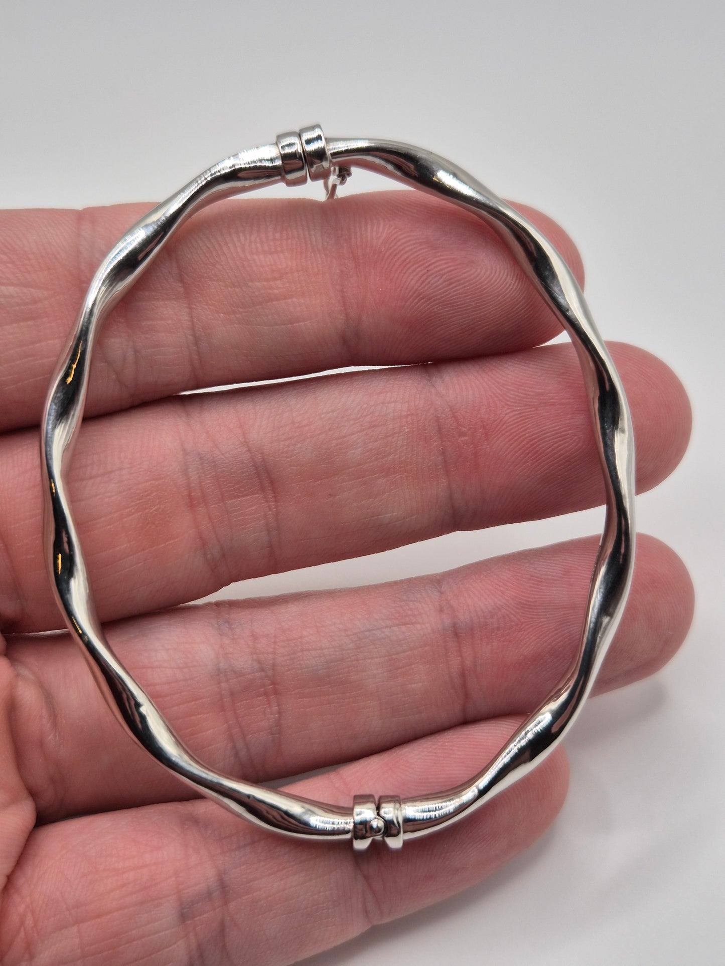 9ct white gold bangle