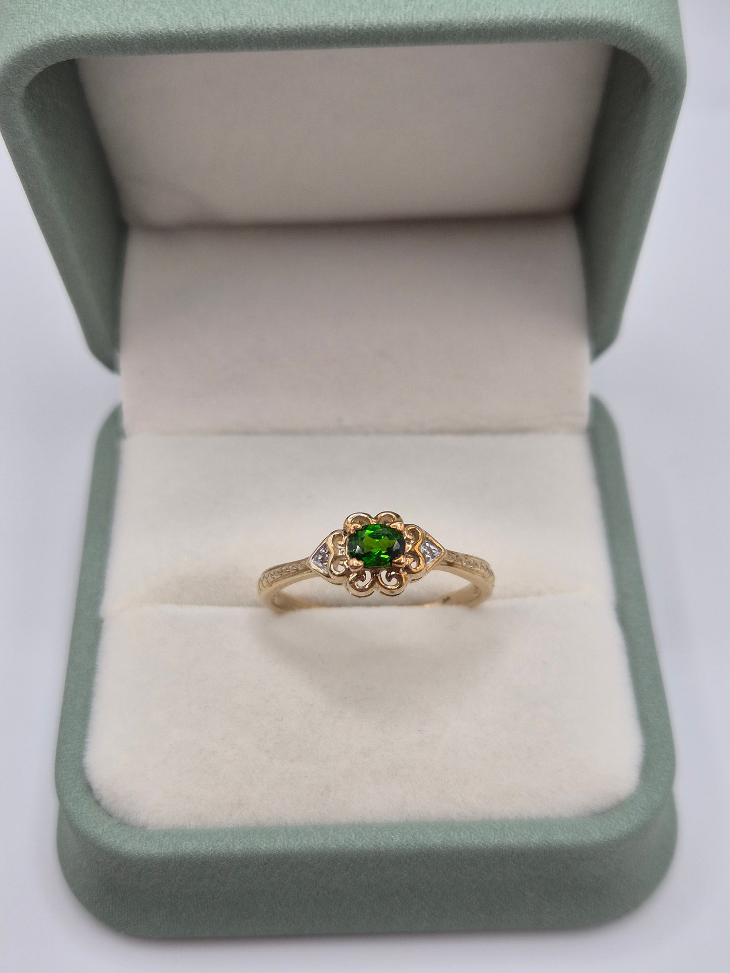 9ct gold diopside and diamond ring
