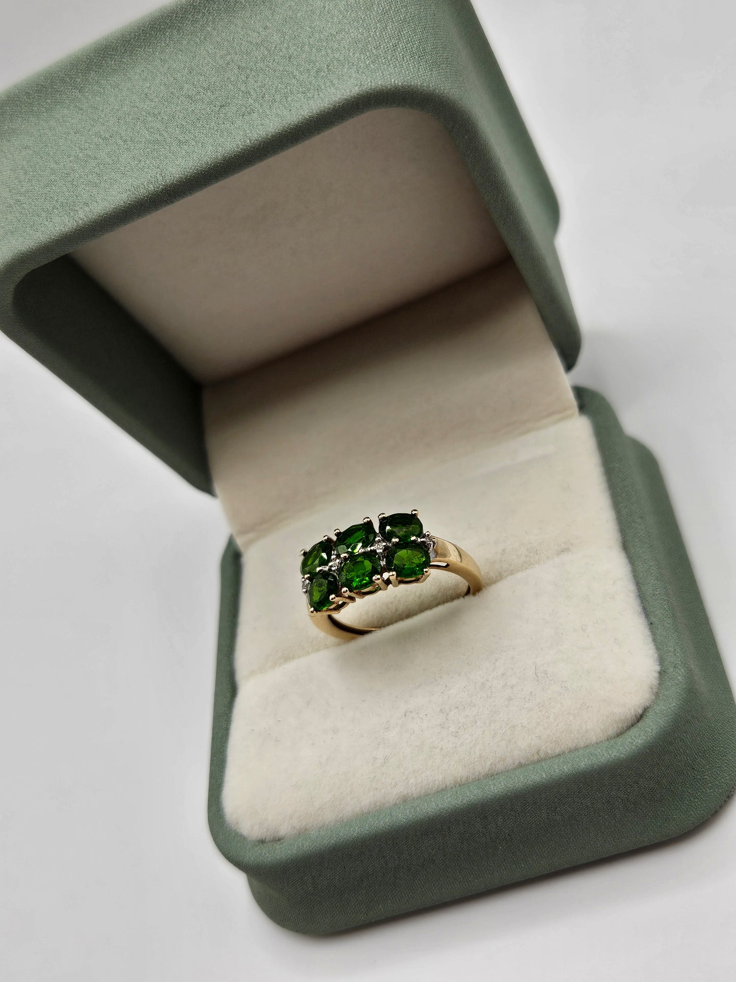 9ct gold diopside and diamond ring