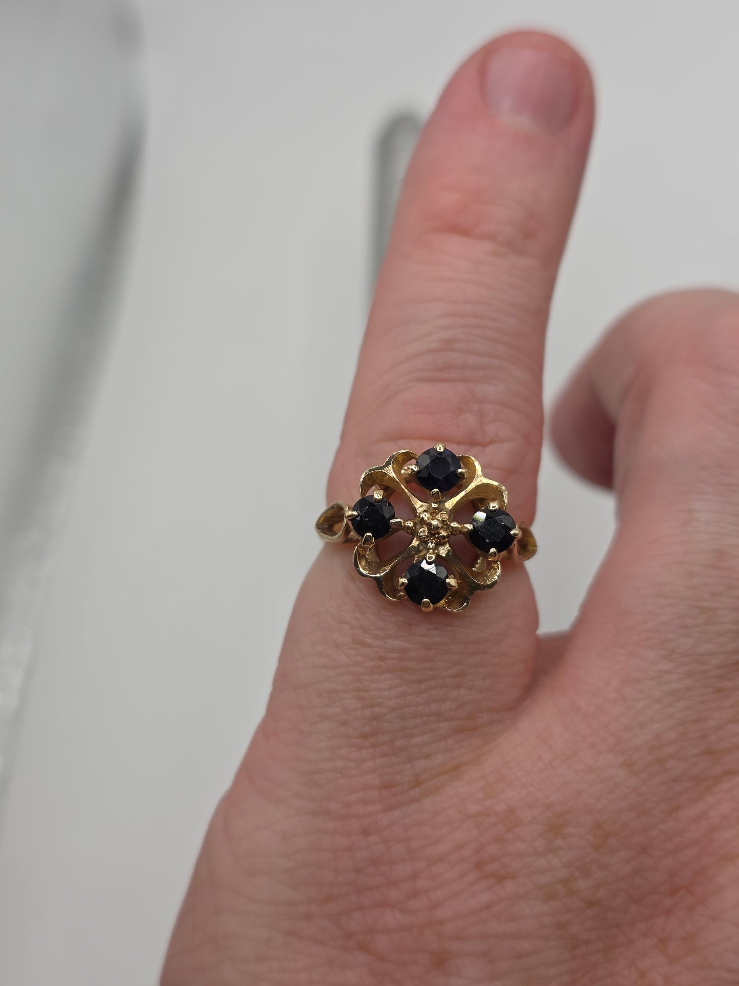 Vintage 9ct gold sapphire ring
