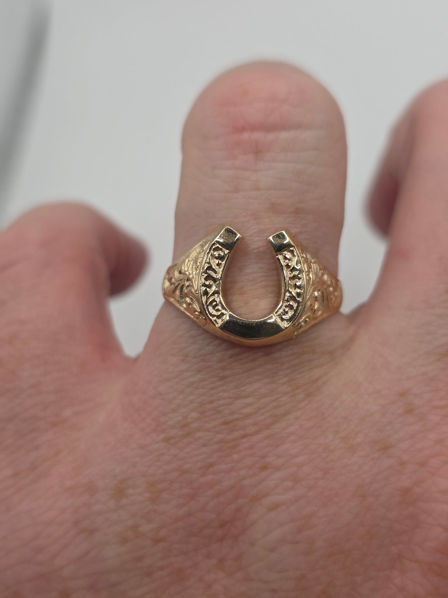 9ct gold horse shoe ring
