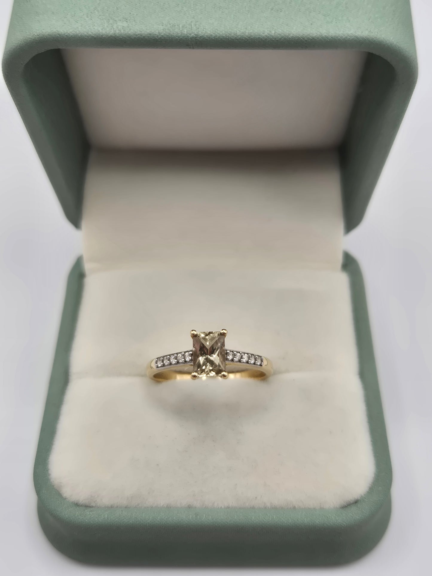 9ct gold zircon ring
