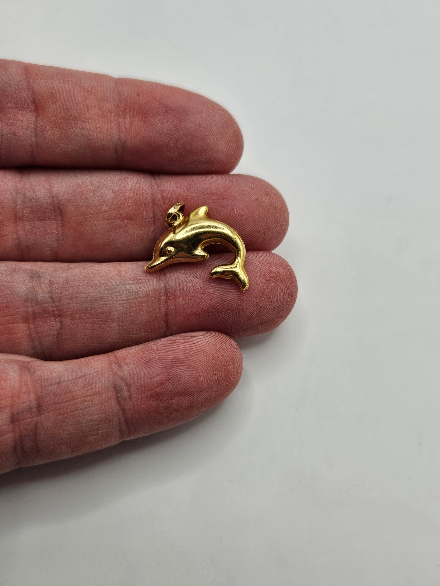 9ct gold dolphin pendant