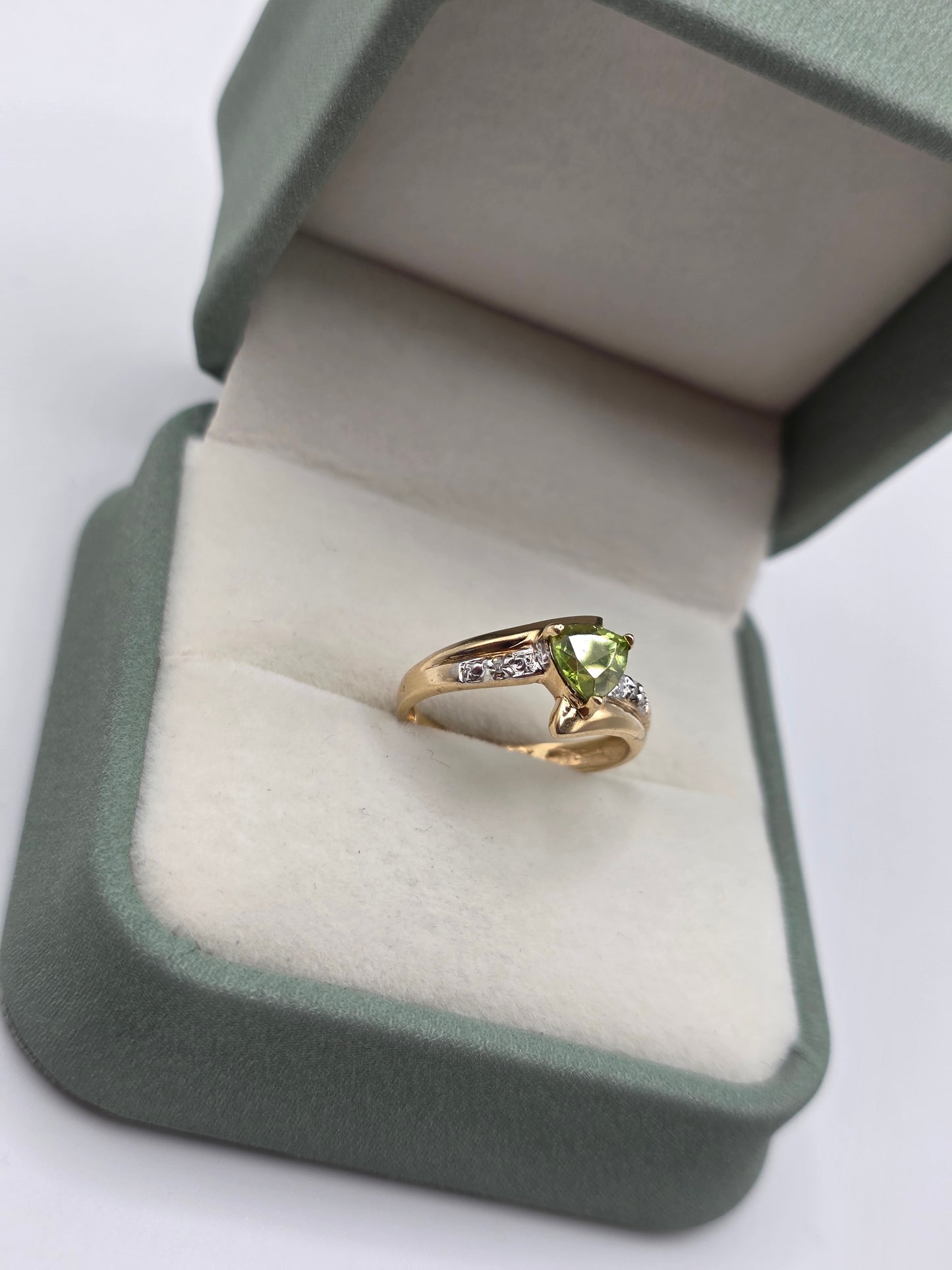 9ct gold peridot and diamond ring
