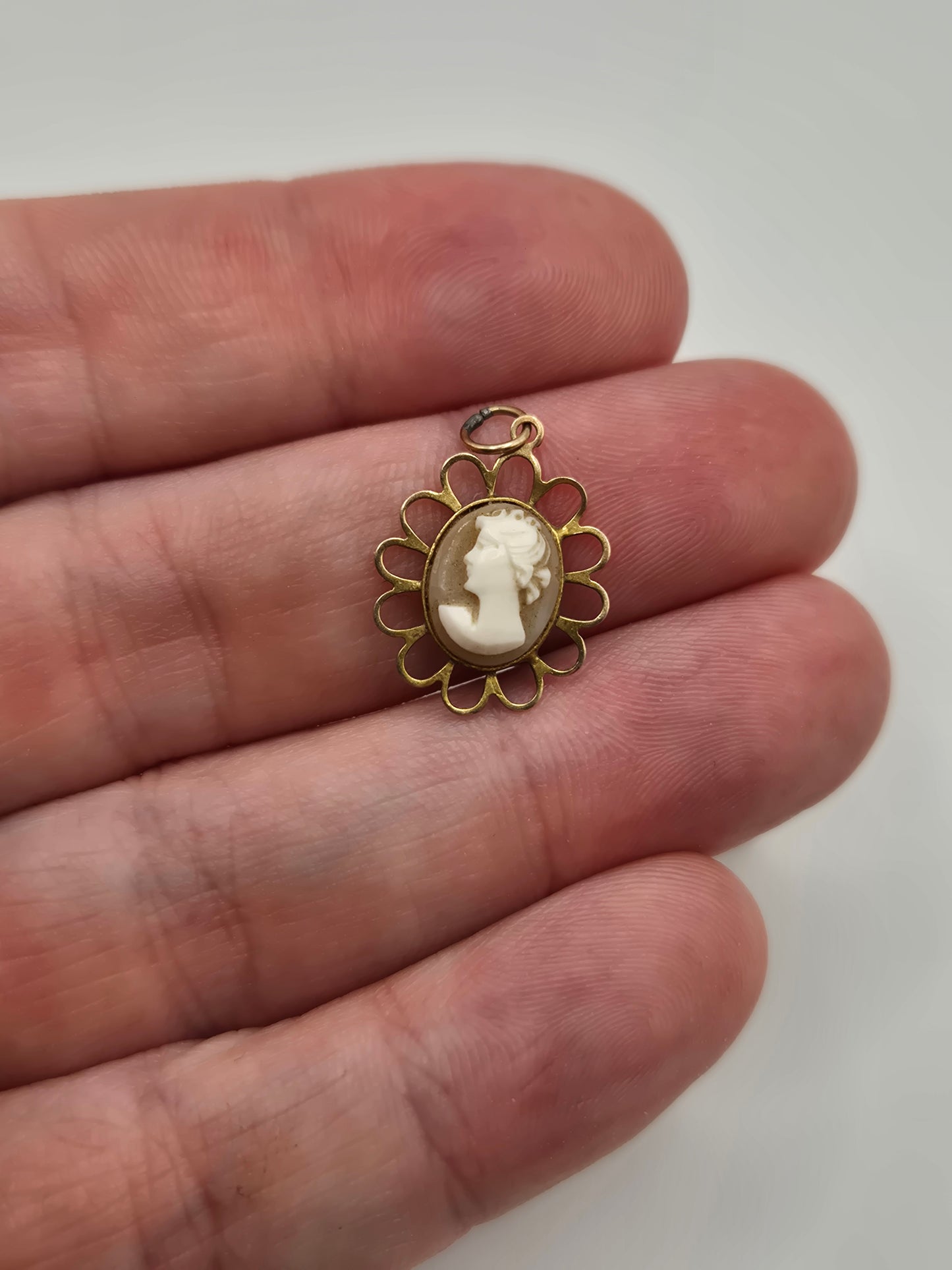 9ct gold cameo pendant