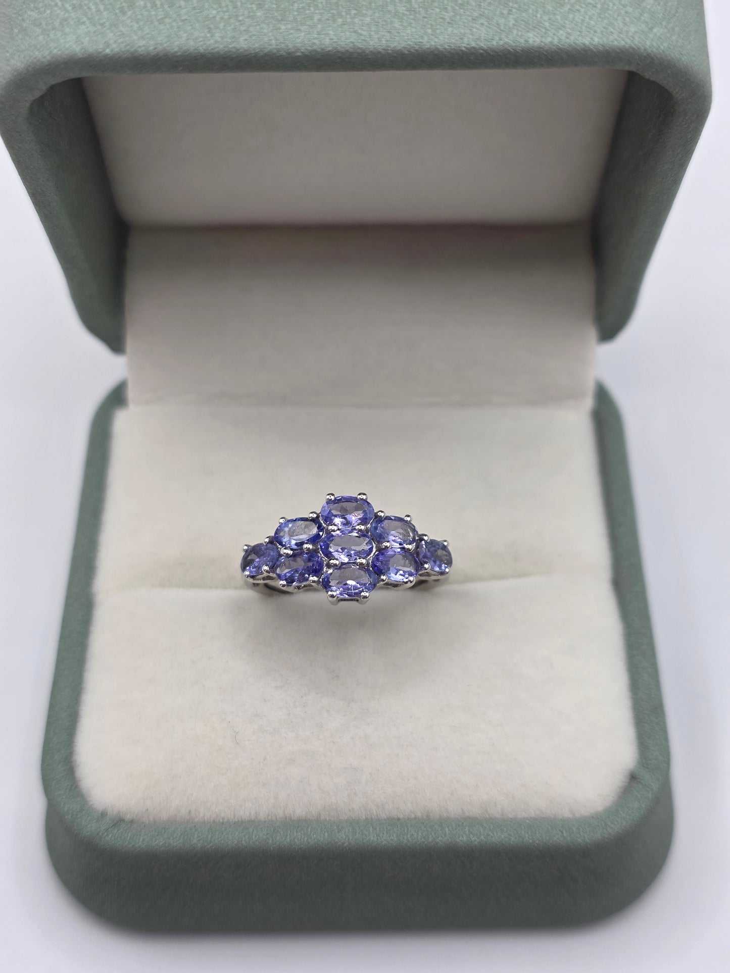 9ct white gold tanzanite ring