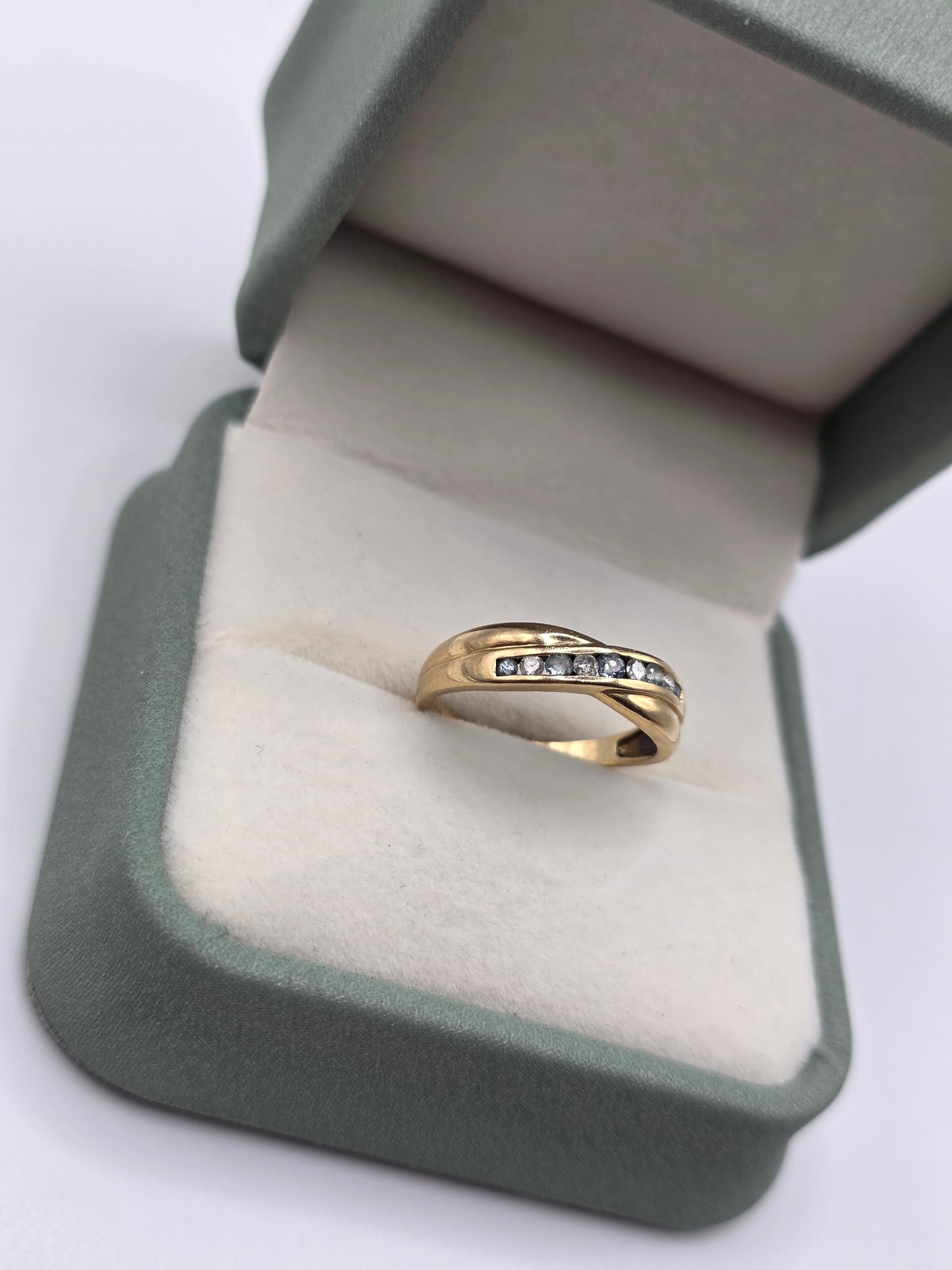 9ct gold aquamarine and diamond ring