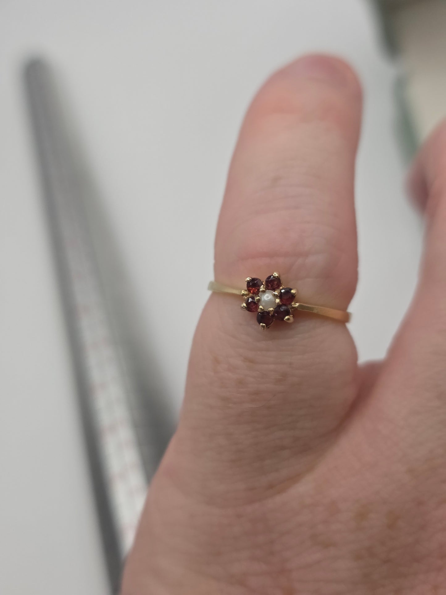9ct gold garnet and pearl ring