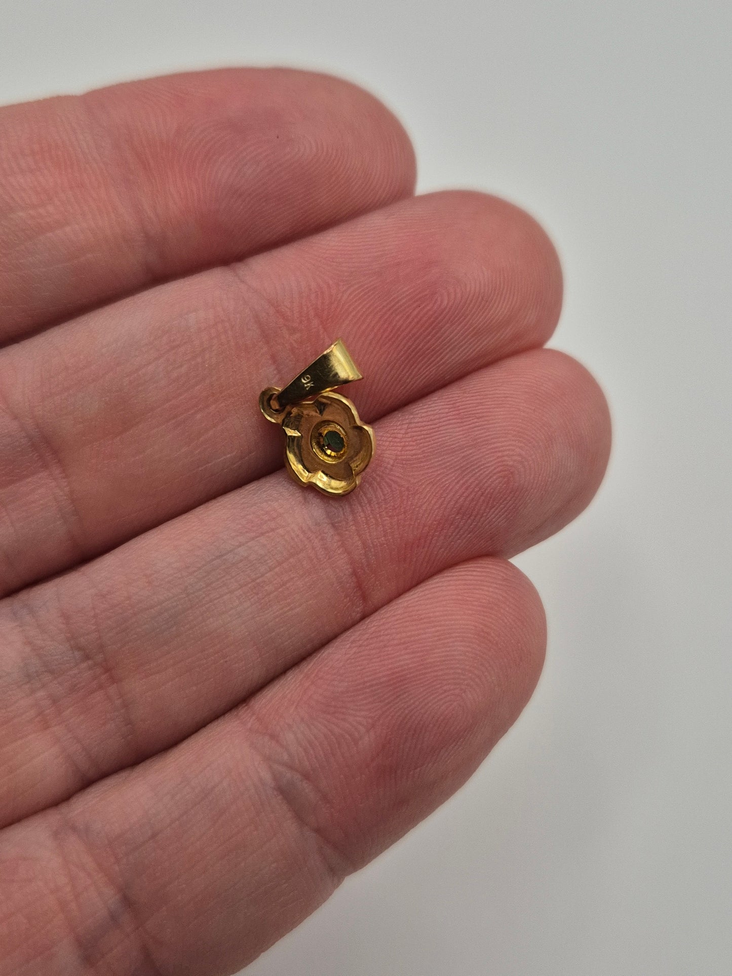 9ct gold emerald pendant