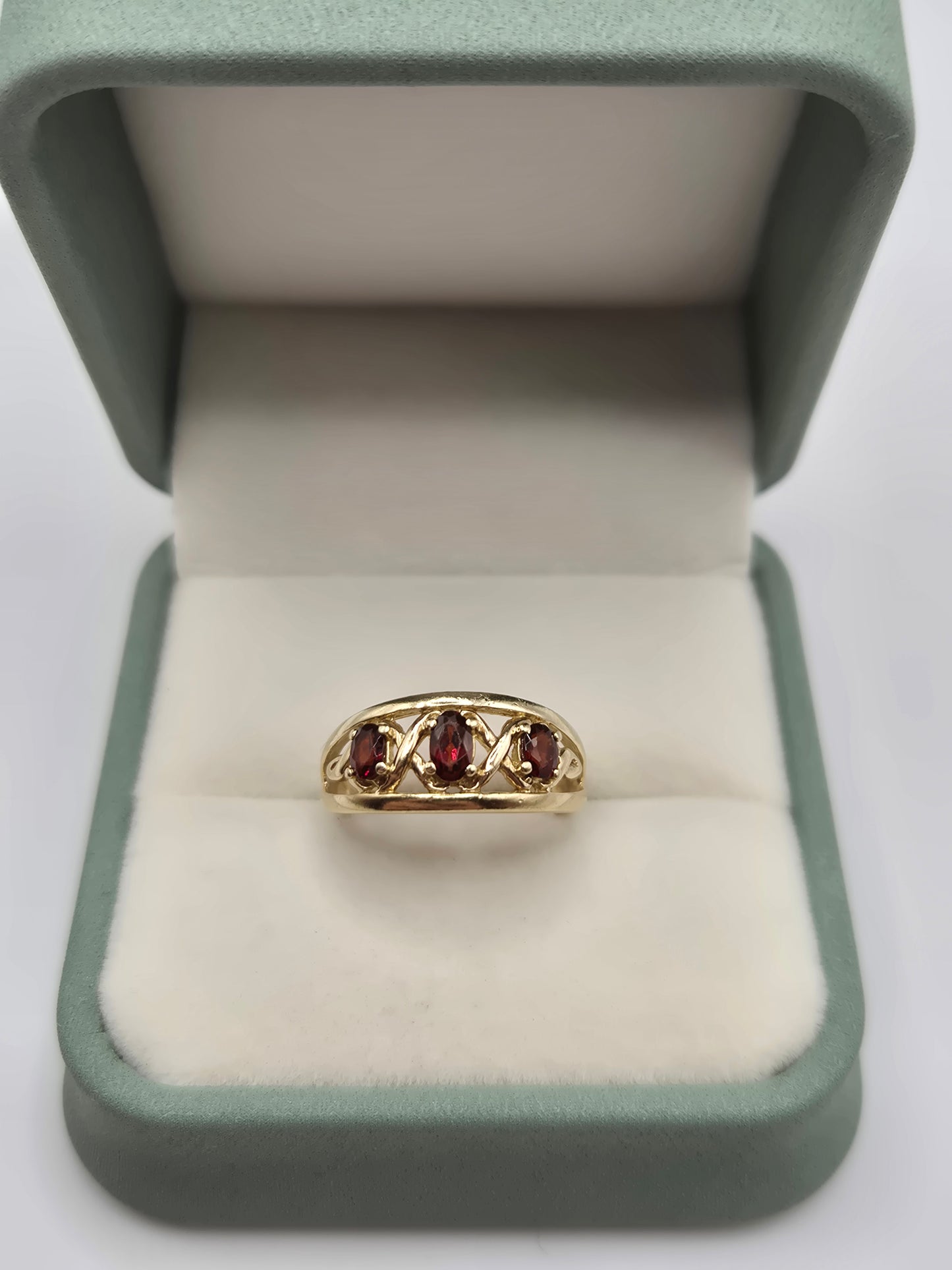 9ct gold garnet ring