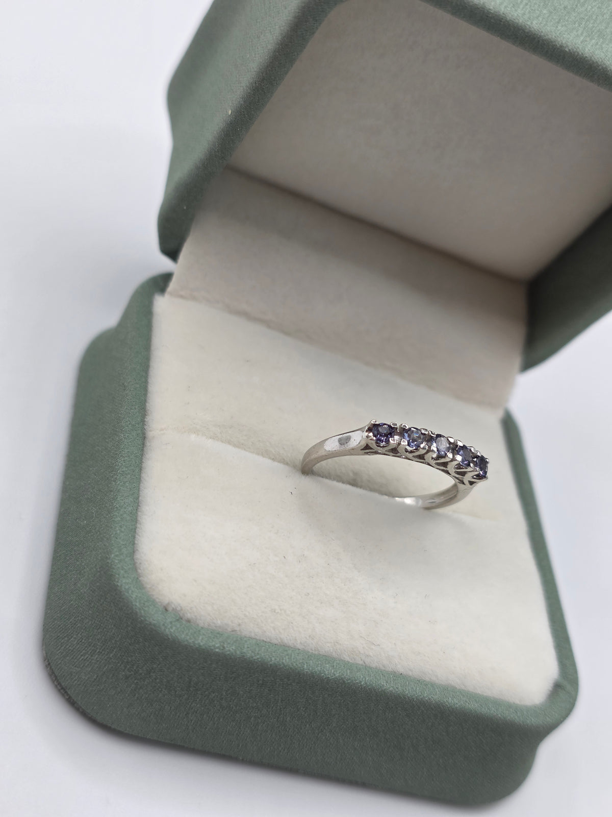 9ct white gold green tourmaline ring